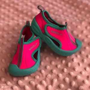 Speedo size 5/6 girl swim shoes